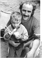 86px-Bundesarchiv_Bild_183-1990-0713-024,_Vater_mit_Sohn